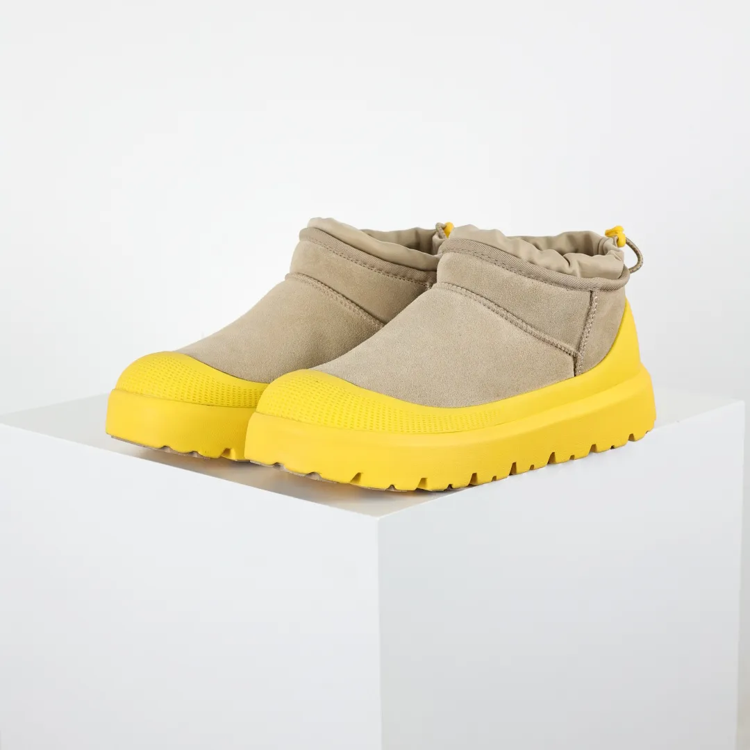Copy price 💰700 Core recommendation Good price It is a very suitable choice for home furnishings. In recent years, uug has launched a series of styles, which are partial to the preferences of young consumers and have also moved to the forefront of fashion trends. Shoe body material: water-repellent coated suede upper, 17mm UGGPURE™ implantable wool insole, lightweight non-slip and comfortable rubber outsole, with brand LOGO and trademark. Comes with a full set of packaging. Size: 35 36 37 38 3940 41 42 43 44 45